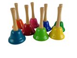 six clochettes en bois colorées, munies de poignées en bois, sur fond blanc