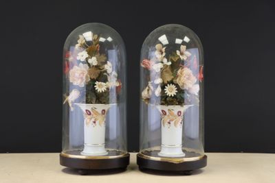 deux vases contenant des fleurs, posés sur une table