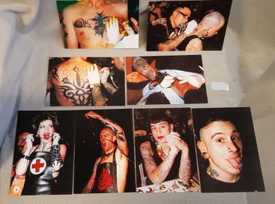 de nombreuses photos d'un homme avec des tatouages sur la poitrine