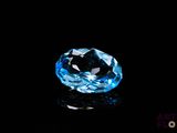 gros plan d'un diamant bleu sur une surface noire