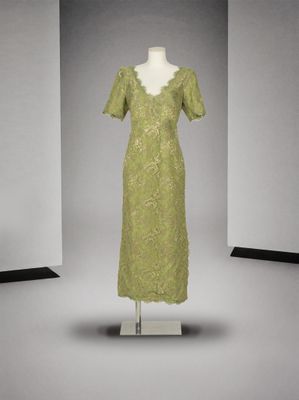 une photo d'une robe posée sur un mannequin dans une pièce