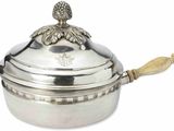 une casserole en argent avec une poignée en bois sur fond blanc