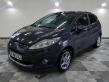 une photo d'une Ford Fiesta grise garée dans un garage