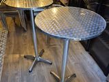 deux tables posées à même le sol dans la pièce