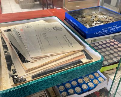 une vitrine en verre contenant de nombreuses pièces de monnaie