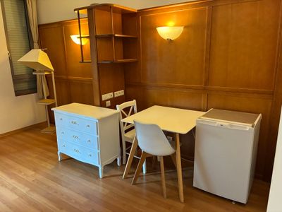 une petite table et des chaises dans une pièce aux murs lambrissés