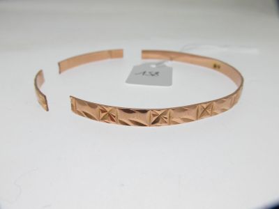 une photo en gros plan d'un bracelet posé sur une table