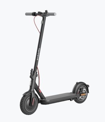 une image d'un scooter électrique noir sur fond blanc