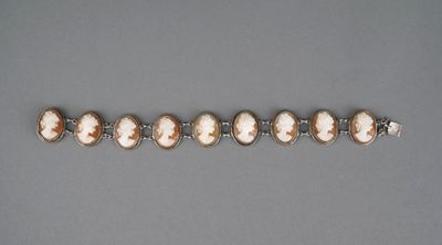 un gros plan sur une rangée de bracelets posés sur une surface grise