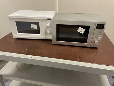 un micro-ondes posé sur une table dans une pièce