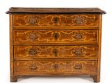 une vieille commode en bois dont les tiroirs sont ornés de motifs décoratifs