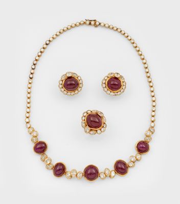 un ensemble composé d'un collier, de boucles d'oreilles et d'un bracelet en rubis et diamants