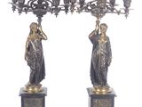paire de figurines anciennes en bronze représentant une femme et un homme tenant un candélabre