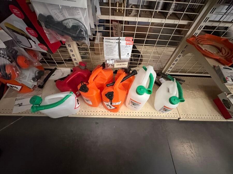 Lot de 7 jerricans, 6 systèmes de remplissage de carburant,