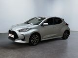une Toyota Yaris argentée garée dans une pièce blanche