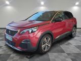 une voiture rouge garée dans une pièce au sol en damier