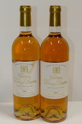 deux bouteilles de vin posées l'une à côté de l'autre sur une table
