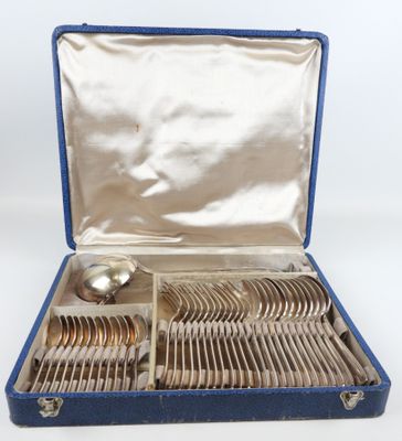 un service en argent dans un coffret bleu contenant une cuillère en argent et un repose-cuillère
