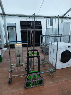 de nombreux appareils électroménagers dans une pièce équipée d'une tente