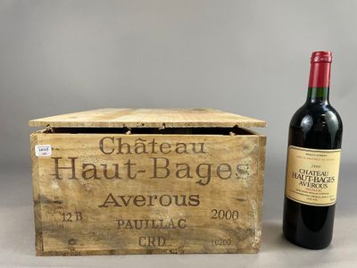 une bouteille de vin posée à côté d'une caisse en bois