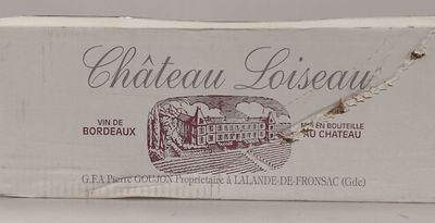 une boîte de vin posée sur une table