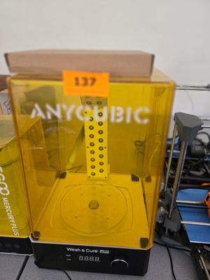 une machine jaune posée sur une table