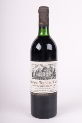 une bouteille de vin posée sur une table