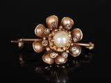 gros plan d'une bague en or avec des perles et des diamants