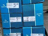 Plusieurs cartons sont empilés les uns sur les autres par terre.