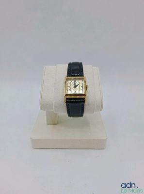 une photo d'une montre pour femme posée sur un présentoir
