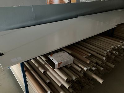 8 TABLES de présentation en métal laqué bleu à deux niveaux …