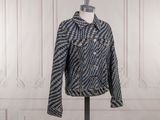 une veste bleue et blanche posée sur un mannequin