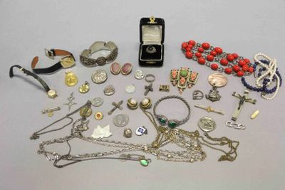 beaucoup de bijoux et un téléphone portable posés sur la table