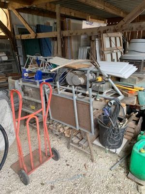 un tas de vieilleries dans le garage d'un immeuble