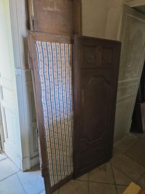 une porte au milieu d'une pièce où se trouve un tapis au sol