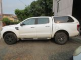 un camion blanc garé dans un parking