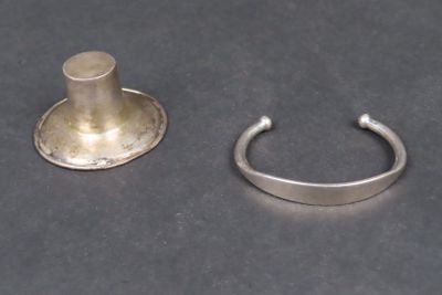 une bague en argent et une autre bague en argent posées sur une table