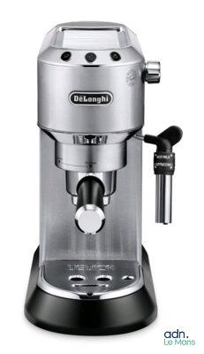gros plan d'une machine à café sur fond blanc