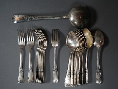 beaucoup de cuillères et de fourchettes en argent sur la table