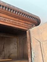 Armoire en bois naturel ouvrant à deux vantaux à riche décor… (photo 2)