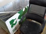 une chaise et une boîte remplie de boîtes dans une pièce
