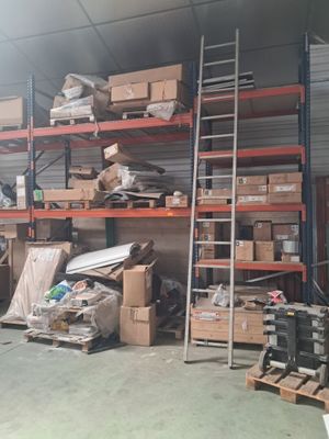 de nombreux cartons et boîtes sur les étagères de l'entrepôt