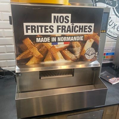 une enseigne sur laquelle on peut lire « frites frites frites frites, fabriquées en Normandie »