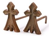 une paire de croix en bois posées sur un socle, sur fond blanc