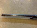 un vieux fusil sur une table dans une pièce