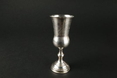 une coupe en argent ancien sur fond noir, avec un fond noir