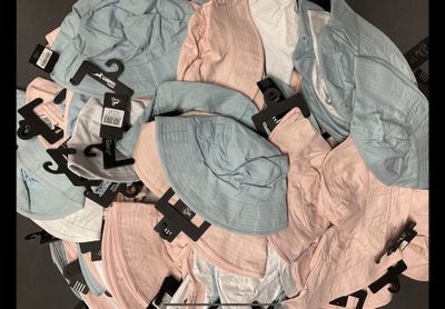 une pile de sous-vêtements posée sur une table