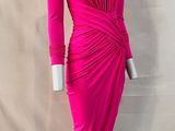 une robe rose sur un mannequin, un mannequin, un mannequin, un mannequin, un mannequin, un mannequin
