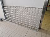 une photo d'une porte sur laquelle on voit de nombreux cercles