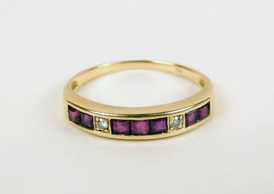 un gros plan d'une bague en or sertie de pierres violettes